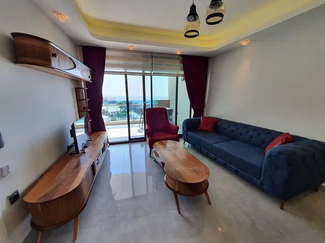 Хол; дървен под, естествена светлина, модерен стил