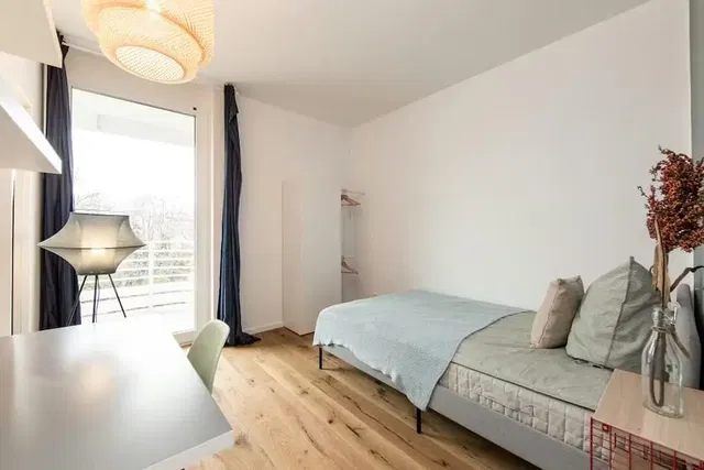 Kuchnia; sprzęt kuchenny, podłoga drewniana, światło dzienne, styl nowoczesny