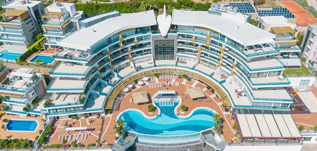 Cucina; elettrodomestici, pavimento in legno, luce naturale, stile moderno