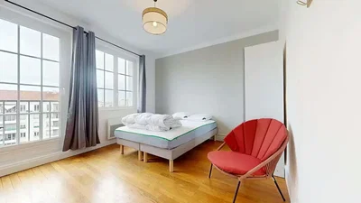 Кухиња; кухињски апарати, дрвени под, природно светло, модерни стил