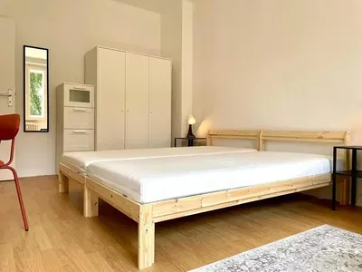 غرفة معيشة; أرضية خشبية, ضوء طبيعي, أسلوب عصري