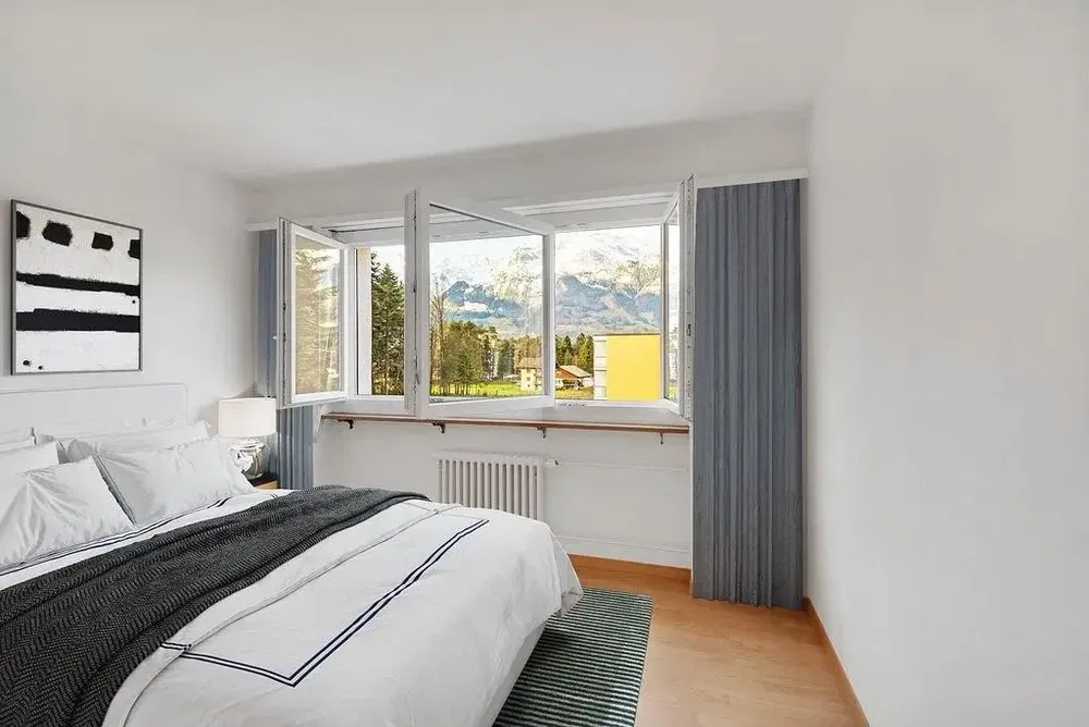 Küche; küchengeräte, holzboden, tageslicht, moderner stil