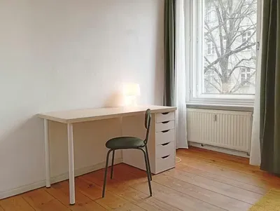 Кухня; кухненски уреди, дървен под, естествена светлина, модерен стил