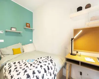 Cozinha; eletrodomésticos, chão de madeira, luz natural, estilo moderno