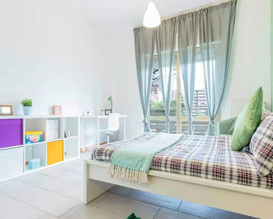 Küche; küchengeräte, holzboden, tageslicht, moderner stil