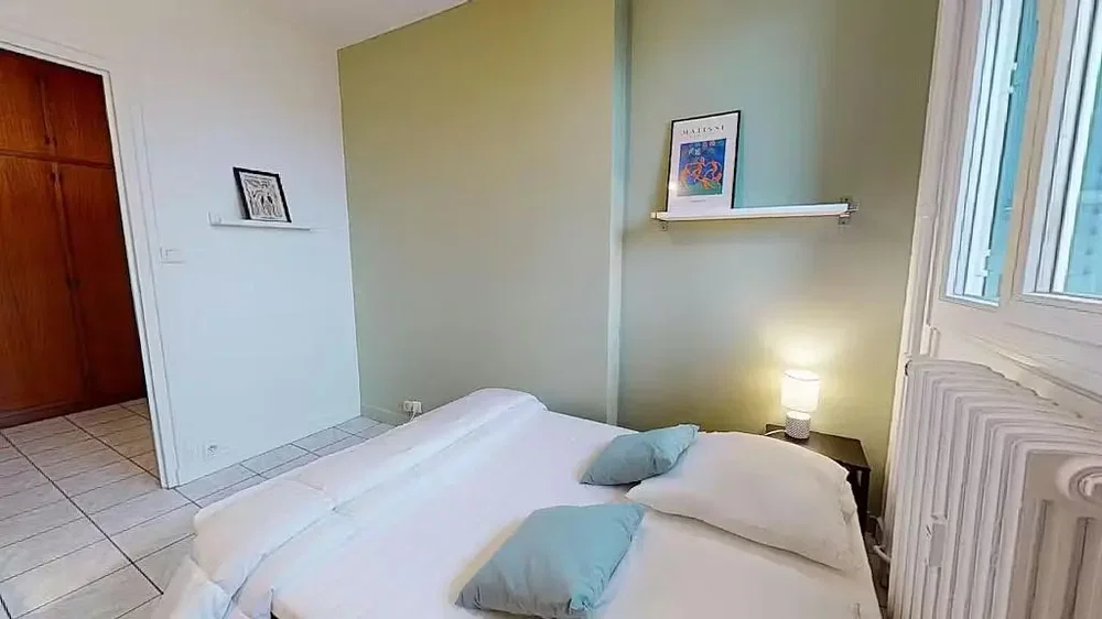 Кухиња; кухињски апарати, дрвени под, природно светло, модерни стил