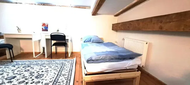 Kuchnia; sprzęt kuchenny, podłoga drewniana, światło dzienne, styl nowoczesny