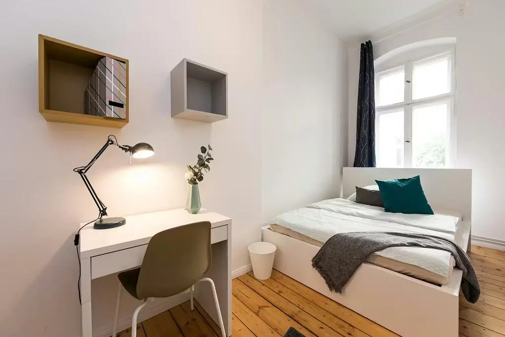 Keuken; keukenapparatuur, houten vloer, natuurlijk licht, moderne stijl