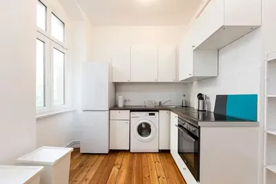 Keuken; keukenapparatuur, houten vloer, natuurlijk licht, moderne stijl