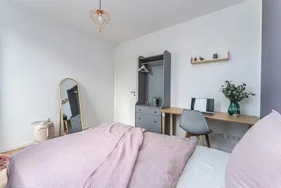 Oturma odası; ahşap zemin, doğal ışık, modern stil