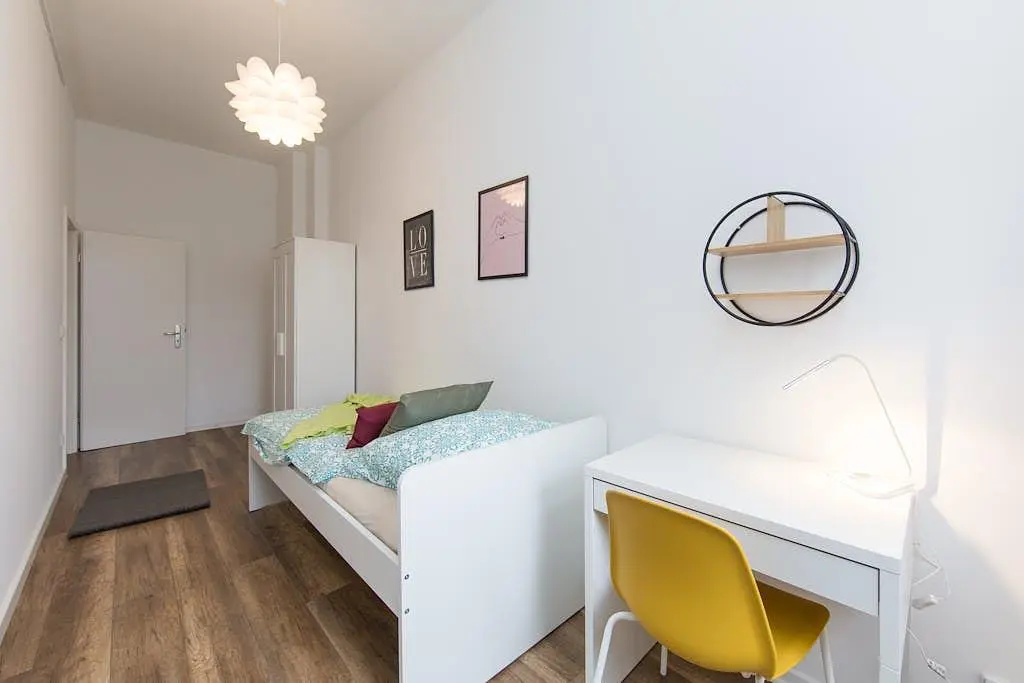 Keuken; keukenapparatuur, houten vloer, natuurlijk licht, moderne stijl