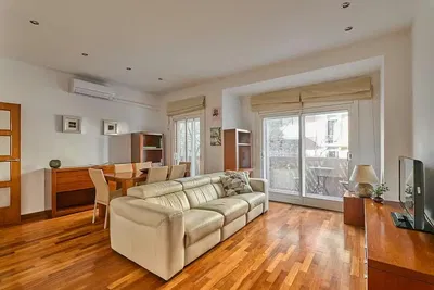 Cuisine; électroménager, parquet, lumière naturelle, style moderne