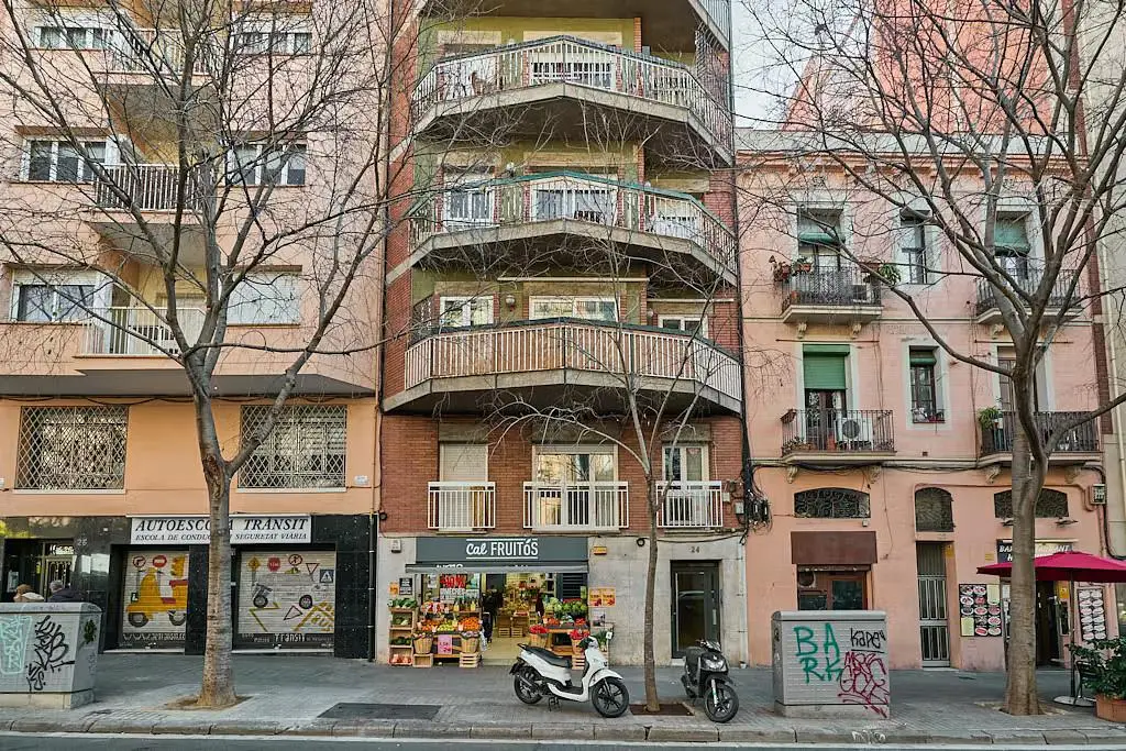 Cuisine; électroménager, parquet, lumière naturelle, style moderne