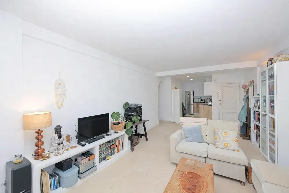 Keuken; keukenapparatuur, houten vloer, natuurlijk licht, moderne stijl