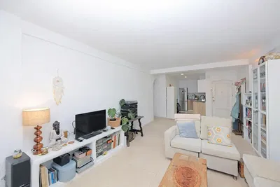 Keuken; keukenapparatuur, houten vloer, natuurlijk licht, moderne stijl