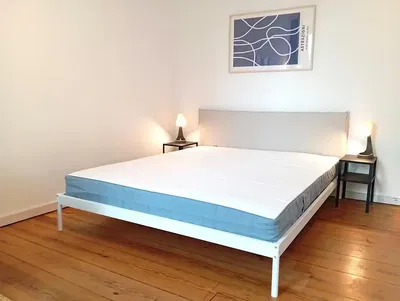 مطبخ; أجهزة المطبخ, أرضية خشبية, ضوء طبيعي, أسلوب عصري