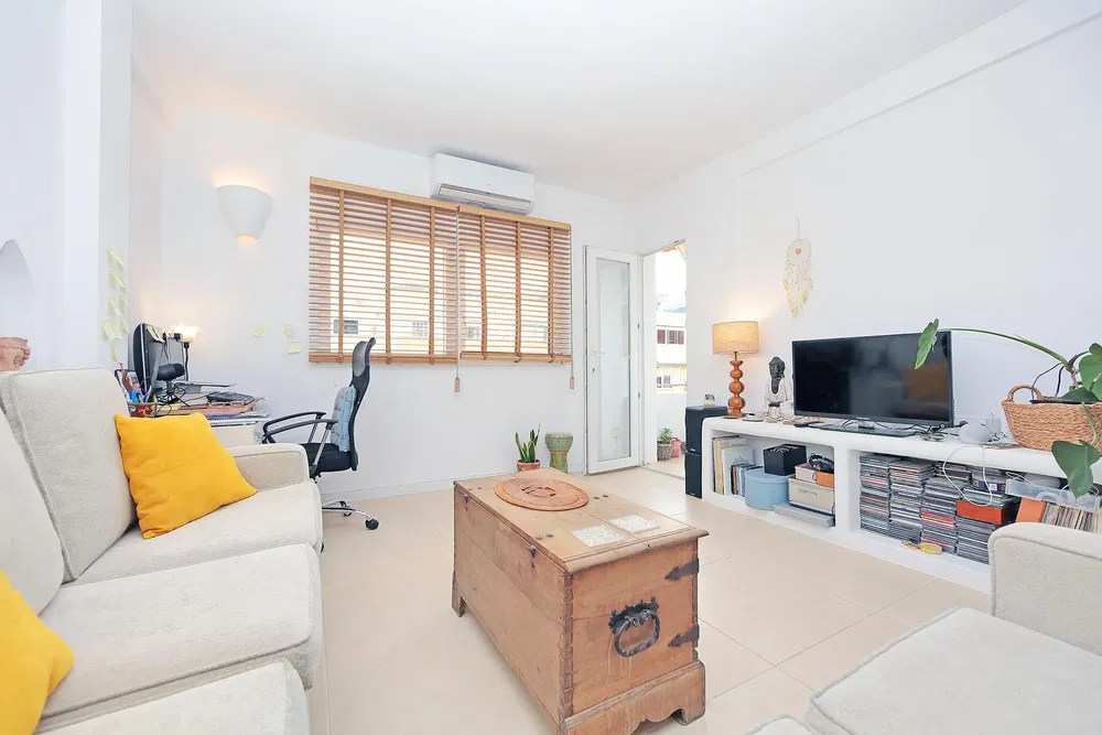 Keuken; keukenapparatuur, houten vloer, natuurlijk licht, moderne stijl