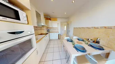 Cocina; electrodomésticos, suelo de madera, luz natural, estilo moderno