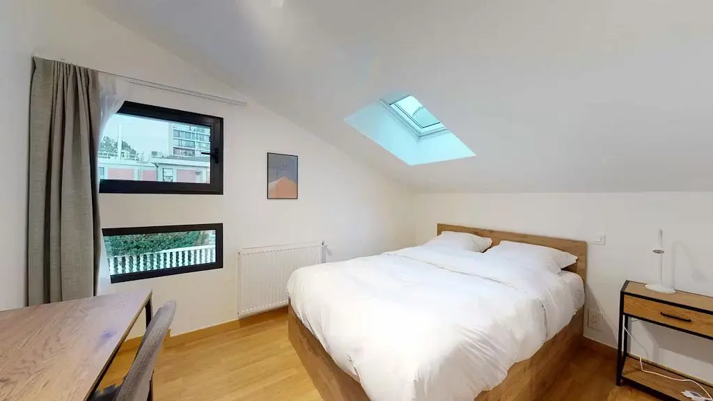 Kuhinja; kuhinjski aparati, drveni pod, prirodno svjetlo, moderni stil