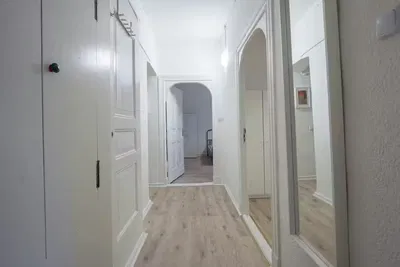 Keuken; keukenapparatuur, houten vloer, natuurlijk licht, moderne stijl