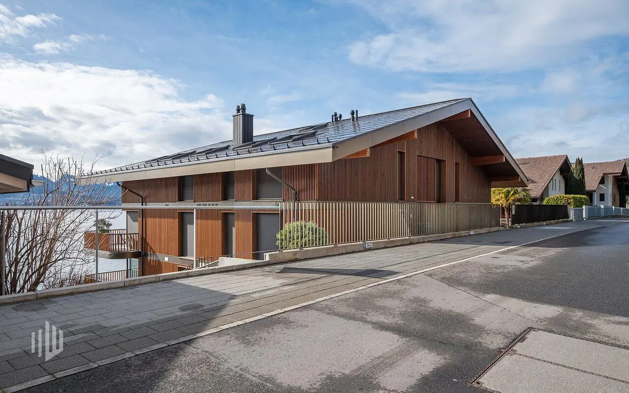 Küche; küchengeräte, holzboden, tageslicht, moderner stil