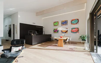 Küche; küchengeräte, holzboden, tageslicht, moderner stil