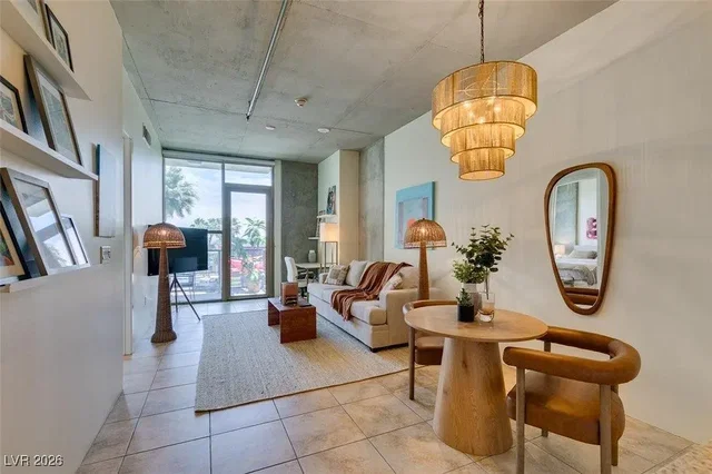 Cuisine; électroménager, parquet, lumière naturelle, style moderne