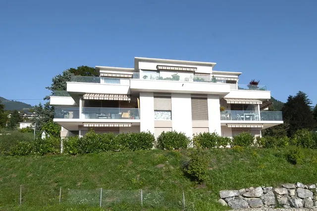 Kuchnia; sprzęt kuchenny, podłoga drewniana, światło dzienne, styl nowoczesny