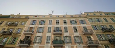 Cuisine; électroménager, parquet, lumière naturelle, style moderne