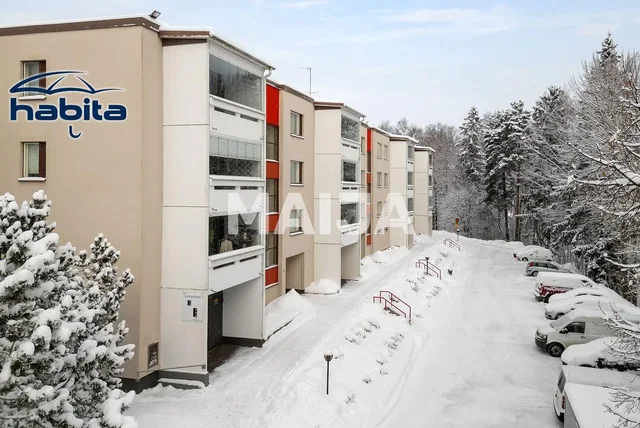 Kuchyňa; kuchynské spotrebiče, drevená podlaha, prirodzené svetlo, moderný štýl