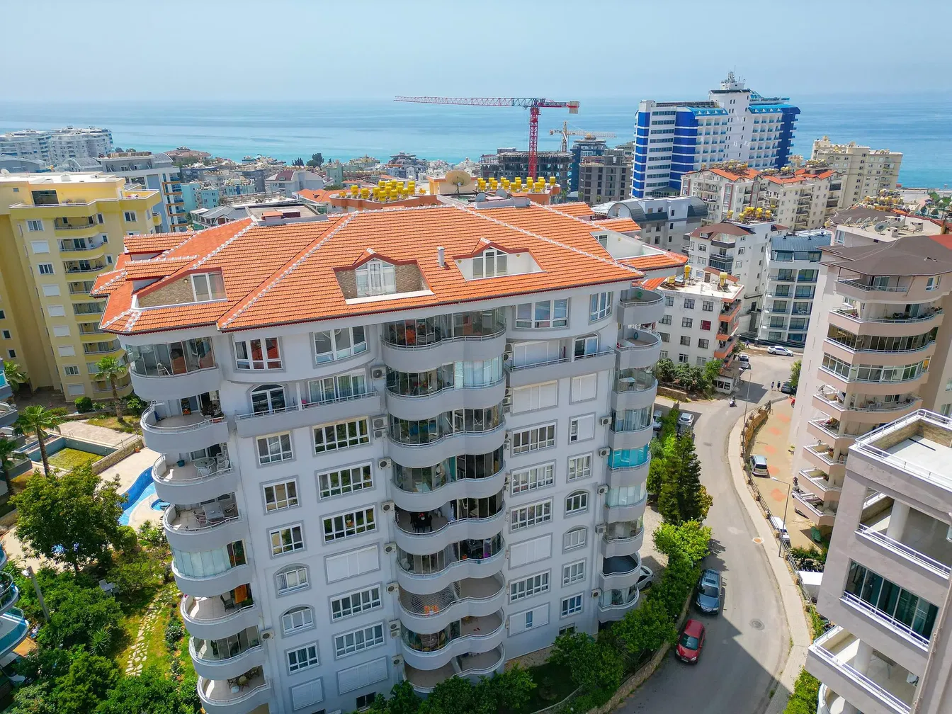 Кухня; кухненски уреди, дървен под, естествена светлина, модерен стил