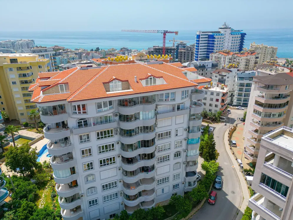 Кухня; кухненски уреди, дървен под, естествена светлина, модерен стил