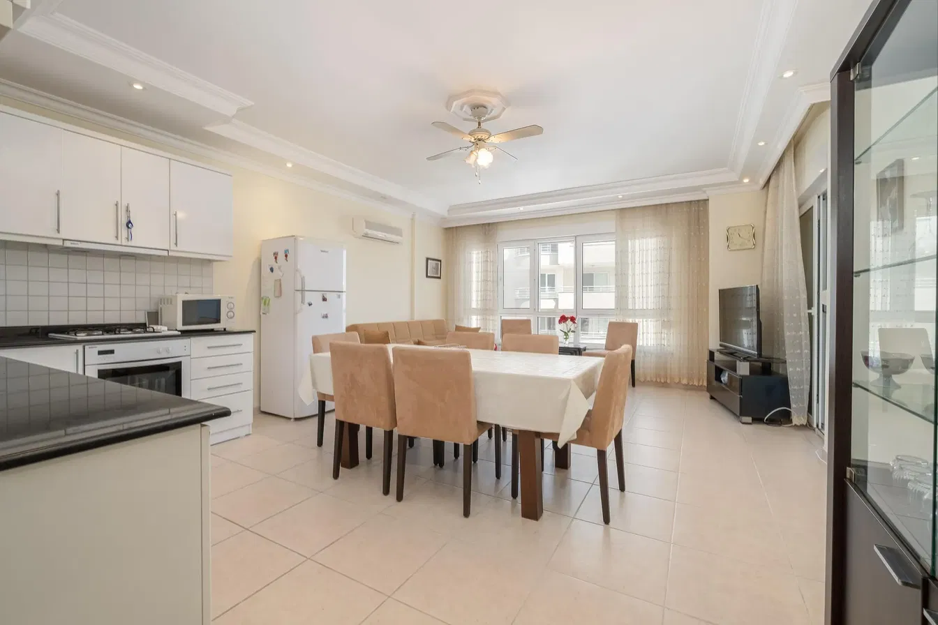 Кухня; кухненски уреди, дървен под, естествена светлина, модерен стил