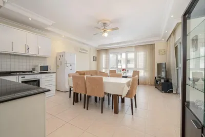 Кухня; кухненски уреди, дървен под, естествена светлина, модерен стил