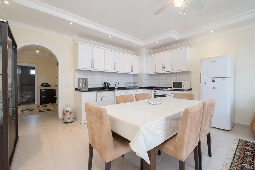 Кухня; кухненски уреди, дървен под, естествена светлина, модерен стил