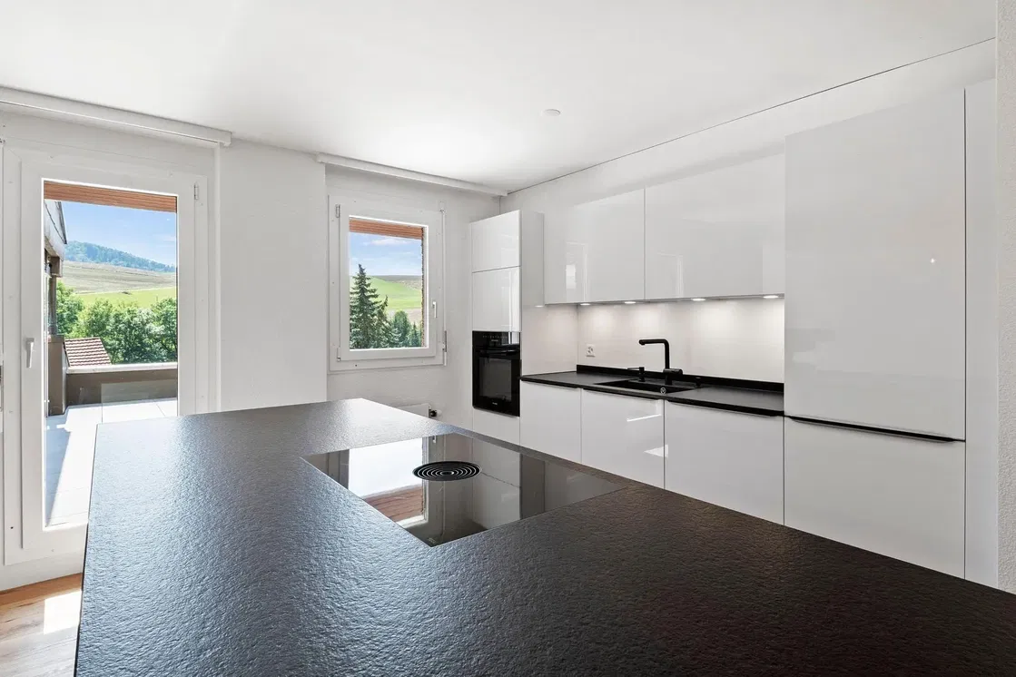 Küche; küchengeräte, holzboden, tageslicht, moderner stil