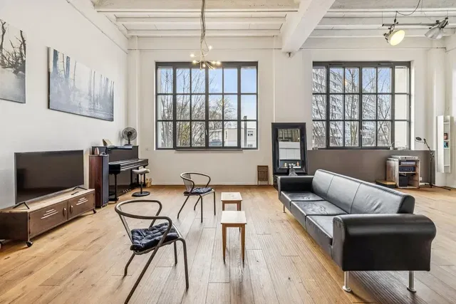 Küche; küchengeräte, holzboden, tageslicht, moderner stil