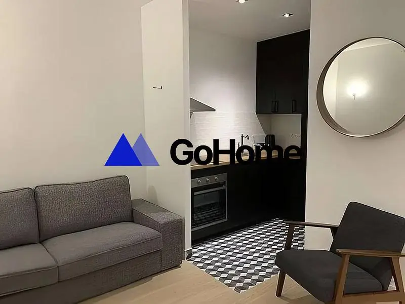 Kuhinja; kućanski aparati, drveni pod, prirodna svjetlost, moderan stil