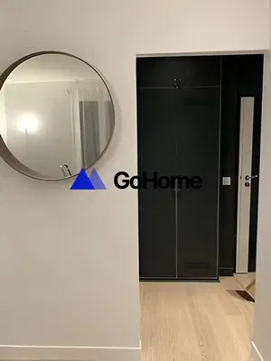 Kuhinja; kućanski aparati, drveni pod, prirodna svjetlost, moderan stil