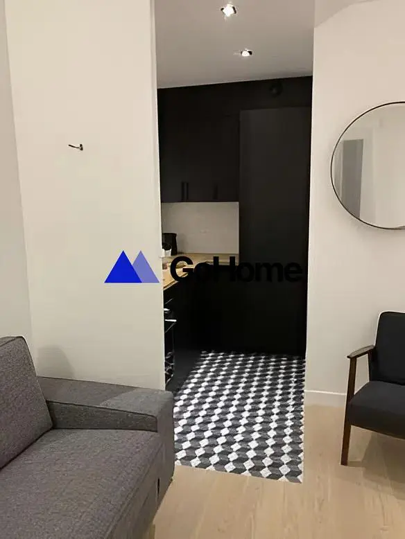 Kuhinja; kućanski aparati, drveni pod, prirodna svjetlost, moderan stil