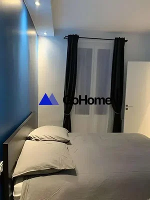 Kuhinja; kućanski aparati, drveni pod, prirodna svjetlost, moderan stil