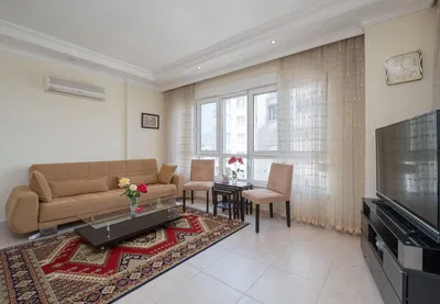 Кухня; кухненски уреди, дървен под, естествена светлина, модерен стил