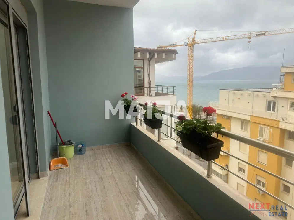 Cuisine; électroménager, parquet, lumière naturelle, style moderne