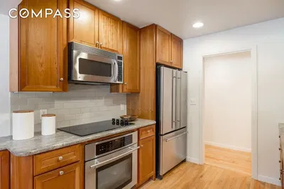 Cuisine; électroménager, parquet, lumière naturelle, style moderne