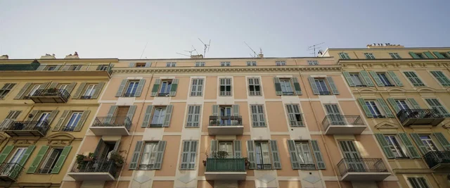 Кухня; кухненски уреди, дървен под, естествена светлина, модерен стил