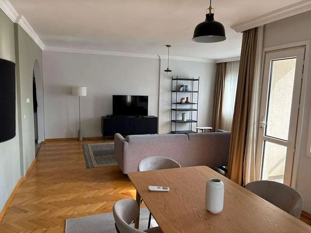 Cuisine; électroménager, parquet, lumière naturelle, style moderne