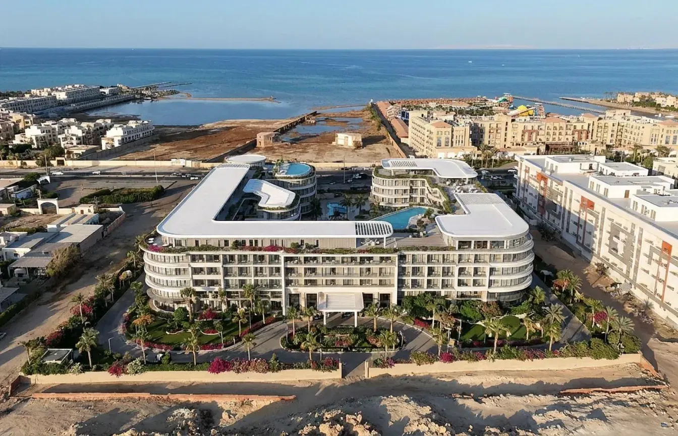 Keuken; keukenapparatuur, houten vloer, natuurlijk licht, moderne stijl