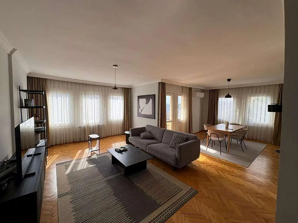 Salon; parquet, lumière naturelle, style moderne