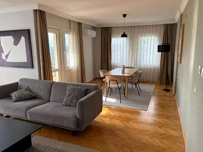 Cuisine; électroménager, parquet, lumière naturelle, style moderne