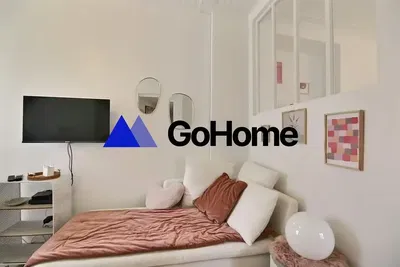 Dnevni boravak; drveni pod, prirodna svjetlost, moderan stil